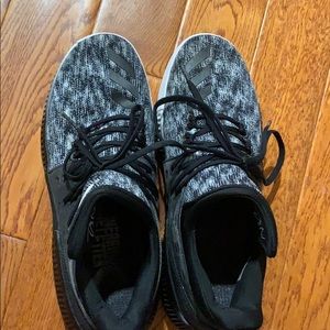 Slightly used Damian Lillard 3’s “lights out”